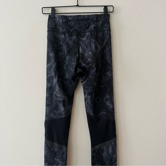Sweaty Betty Zero Gravity Run Leggings in Tonal Iridescence - Picture 5 of 9